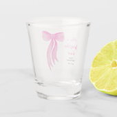 ピンクの弓、彼女は結婚する ブライダルシャワーパーティー ショットグラス (裏面)