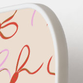 ピンクの弓 – 赤名門私立校風のとピンクのコケットの美学 ピックルボールラケット (左詳細)