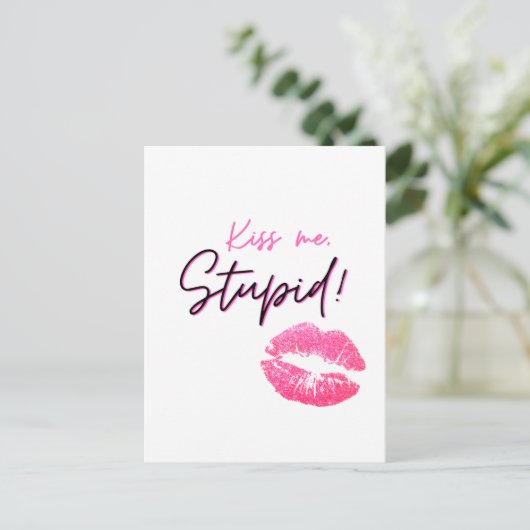 ピンクの引用文とキス-キス私、愚か! ポストカード (スタンド正面)