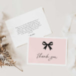ピンクの彼女は結婚式の準備中 ブライダルシャワーパーティー サンキューカード<br><div class="desc">このピンクの「彼女は結婚式の準備中」感謝カードで、スタイルに感謝を示しましょう。洗練されたリボンデザインが特徴のこのカードは、個人のメッセージを追加できるので、ブライダルシャワーのゲストに感謝を伝えるのに最適です。 当店では、Cava Party Design の関連商品を取り扱っております。</div>
