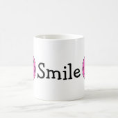 ピンクの微笑のEmojiは直面します コーヒーマグカップ (中央)