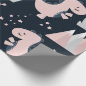 ピンクの恐竜が暗い日の上に置かれた、かわいいシームレスな模様 ラッピングペーパー (角)