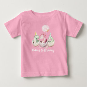 ピンクの恐竜の最初の誕生日シャツ ベビーTシャツ