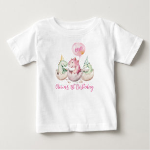 ピンクの恐竜の最初の誕生日シャツ ベビーTシャツ