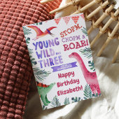 ピンクの恐竜の若い野生と3歳の誕生日