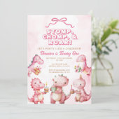 ピンクの恐竜ストンプチョンプ笑い声1歳の誕生日 招待状 (スタンド正面)