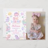 ピンクの恐竜ワンサウルスの最初の誕生日の写真 招待状 (正面)