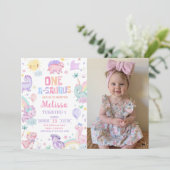 ピンクの恐竜ワンサウルスの最初の誕生日の写真 招待状 (スタンド正面)