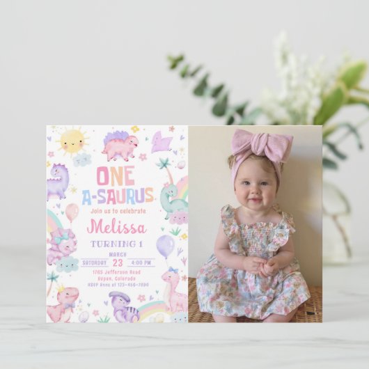 ピンクの恐竜ワンサウルスの最初の誕生日の写真 招待状 (スタンド正面)