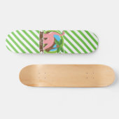 ピンクの恐竜、ディノ、緑と白のストライプ スケートボード (横)