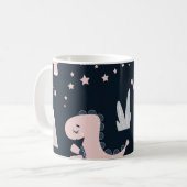 ピンクの恐竜、暗い背景、かわいい コーヒーマグカップ (正面左)