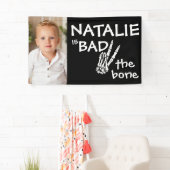 ピンクの悪い2骨ハロウィーンの2番目の誕生日の写真 横断幕 (インサイチュ)