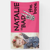 ピンクの悪い2骨ハロウィーンの2番目の誕生日の写真 横断幕 (縦)