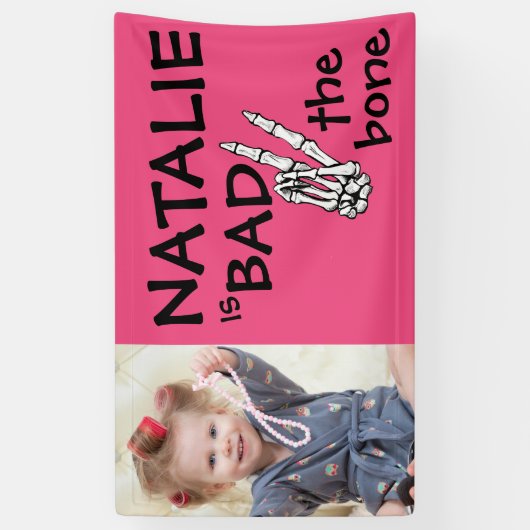 ピンクの悪い2骨ハロウィーンの2番目の誕生日の写真 横断幕 (縦)