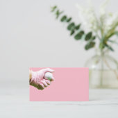 ピンクの手袋をはめた手がゴルフボールを持っている 名刺 (スタンド正面)