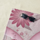 ピンクの抽象芸術ハート&フラワーラブフラクタルカスタム ビーチタオル (インサイチュ)