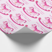 ピンクの揺り木馬の新生児の女の子の一流パターン覆い ラッピングペーパー (角)