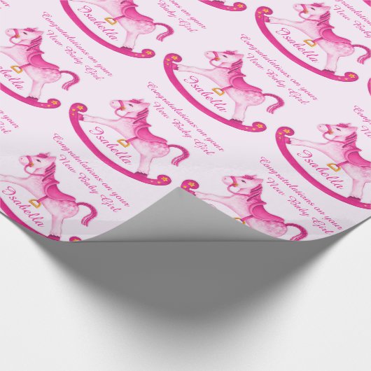 ピンクの揺り木馬の新生児の女の子の一流パターン覆い ラッピングペーパー (角)