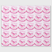 ピンクの揺り木馬の新生児の女の子の一流パターン覆い ラッピングペーパー (フラット)