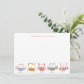 ピンクの文房具のかわいいパーソナライズされたフクロウ サンキューカード (スタンド正面)