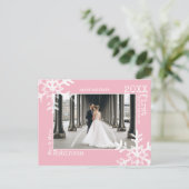 ピンクの新婚夫婦1stクリスマスフォトスノーフレーク シーズンポストカード (スタンド正面)