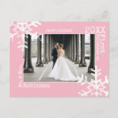 ピンクの新婚夫婦1stクリスマスフォトスノーフレーク シーズンポストカード (正面)