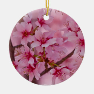 ピンクの日本の桜に包まれて セラミックオーナメント