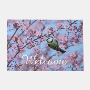 ピンクの日本桜の花の中の青いタイガーの鳥 ドアマット