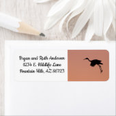 ピンクの日没の空に浮かぶ砂丘のシルエット ラベル (インサイチュ)