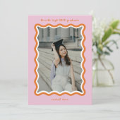 ピンクの明るいスクイグルズ卒業発表カード 招待状 (スタンド正面)