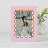 ピンクの明るい線の卒業おめでとうカード 招待状 (スタンド正面)