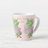 ピンクの明るい赤紫色の花葉とフローラ カフェラテマグ (右アングル)