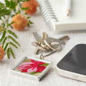 ピンクの明るい赤紫色ポップ・アートのアート水彩花 キーホルダー (側面)