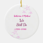 ピンクの星の誓の更新結婚記念日モダン セラミックオーナメント (裏面)