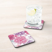ピンクの星状体およびダリアが付いているパターン コースター (右側)