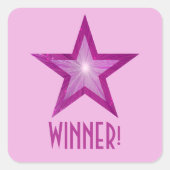ピンクの星「WINNER!」の四角いステッカー淡い色のピンク スクエアシール (正面)