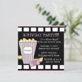 ピンクの映画夜ポップコーンのフィルムのストリップのパーティー 招待状 (スタンド正面)