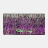 ピンクの暗い赤紫色紫と緑の野生の物の抽象芸術 デスクマット (正面)