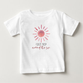ピンクの最初ののまわりに旅The Sun 1st Birthday ベビーTシャツ