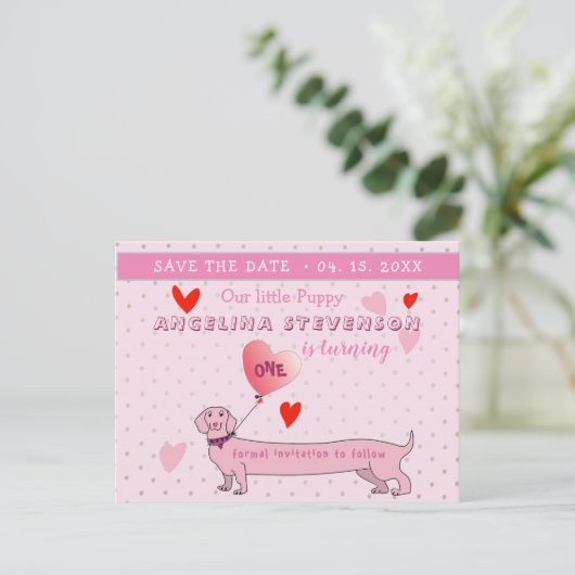 ピンクの最初の誕生日の女の子の日付を保存 案内ポストカード (スタンド正面)