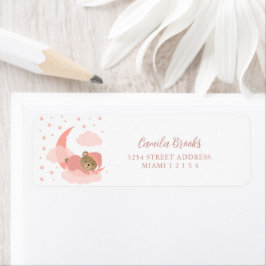 ピンクの月と雲の上で眠る赤ちゃんクマ ラベル