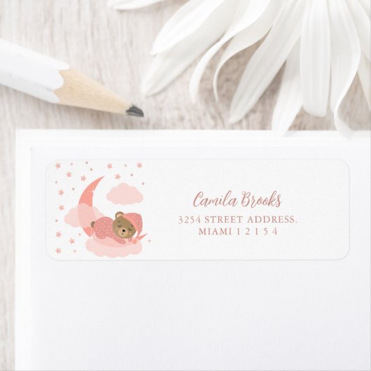 ピンクの月と雲の上で眠る赤ちゃんクマ ラベル (インサイチュ)