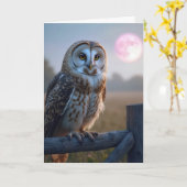 ピンクの月のあるフェンスの上のフクロウ カード (黄色い花)