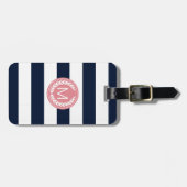 ピンクの月桂樹のリースのモノグラムが付いている濃紺のストライプ ラゲッジタグ (正面横)