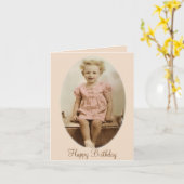 ピンクの服のバースデー・カードのヴィンテージの小さな女の子 カード (黄色い花)