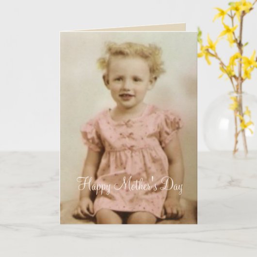 ピンクの服の母の日カードのヴィンテージの小さな女の子 カード (黄色い花)