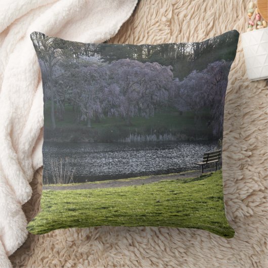 ピンクの木の花 ベンチの座席 池 20x20 クッション (ブランケット)