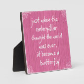 ピンクの木材とインスパイアの蝶引用文 フォトプラーク (正面)