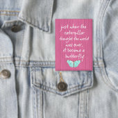 ピンクの木材とインスパイアの蝶引用文 缶バッジ (インサイチュ)