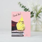 ピンクの本に関するリアリスティックな黄色のコクタモダンイル ポストカード (スタンド正面)